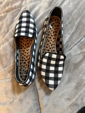 Black and White Flats